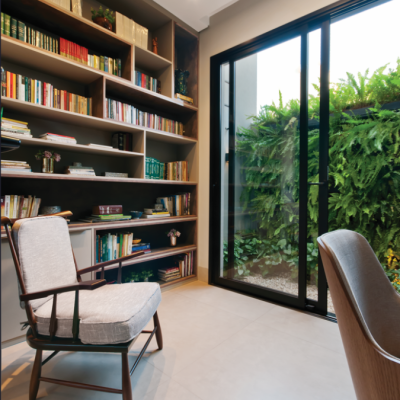 Projeto de design de interiores contemporâneo com harmonia entre luz, materiais e texturas